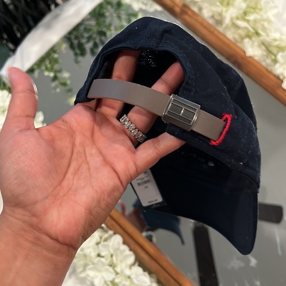 Tommy Hilfiger hat - Picture 2 of 4